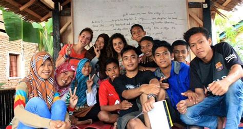 Volunteer in Indonesia .